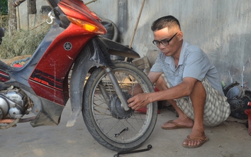 Lão “gàn” nghèo sửa xe máy miễn phí