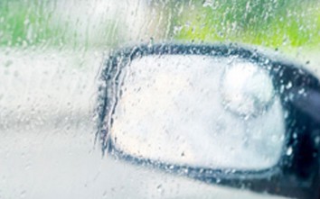 Xử lý kính chiếu hậu ô tô bám nước khi trời mưa