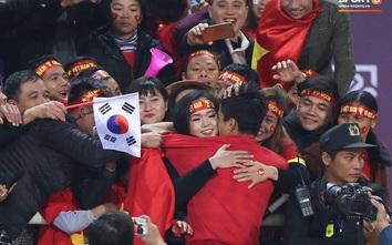 Duy Mạnh ôm chầm bạn gái sau chiến thắng AFF Cup 2018