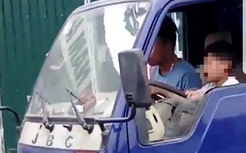 Sốc clip người đàn ông dạy bé trai lái xe tải trên phố