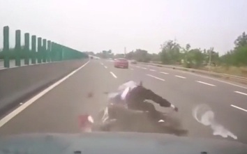 Video: Lĩnh hậu quả thảm khốc vì phóng xe máy ngược chiều cao tốc