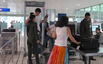 Nữ hành khách “tắt mắt” tại sân bay