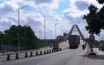 Phân luồng giao thông, lắp dải phân cách cầu Lê Hồng Phong