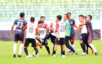 Hỗn chiến kinh hoàng, đuổi đánh trọng tài ở giải bóng đá Indonesia