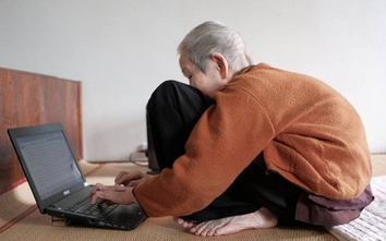 Cụ bà 97 tuổi vẫn đọc báo, lướt "phây", viết sách, vẽ tranh