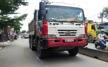 Xe ben chạy lấn làn xe máy, kéo lê người phụ nữ