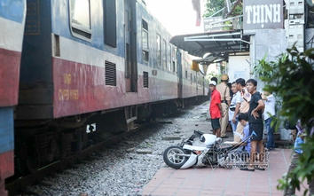 Băng qua đường ngang, người phụ nữ bị tàu kéo lê