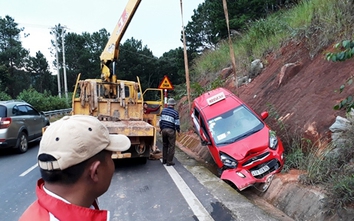 Xe tải tông văng taxi lên vách núi trên đèo Tà Nung