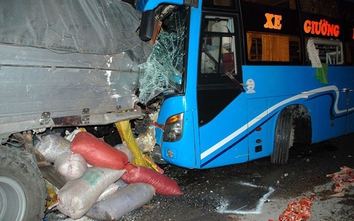 Tai nạn liên hoàn xe khách đâm xe tải, 13 người thương vong