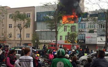 Clip: Cháy lớn trên phố Hoàng Cầu (Hà Nội) sáng cuối tuần