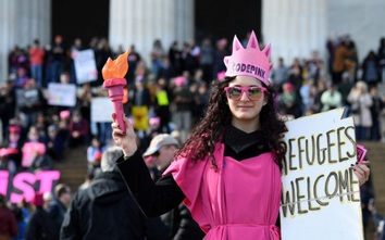 VIDEO: Phụ nữ Mỹ tuần hành phản đối chính quyền Trump