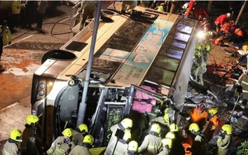 VIDEO: Xe buýt đổ nhào ở Hong Kong, 18 người chết
