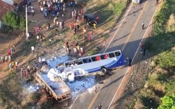 Xe buýt lao vào xe tải, hàng chục người thương vong