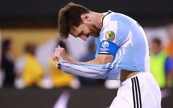 Video: Messi khóc nức nở vì Argentina thua Chile