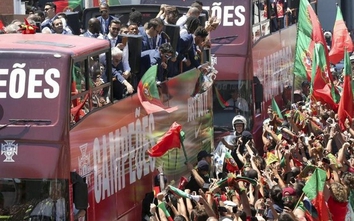 Hàng ngàn người chào đón Ronaldo và chiếc cúp vô địch EURO 2016