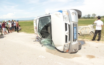 Hiện trường vụ xe tuần tra của CSGT bị xe vi phạm tông lật