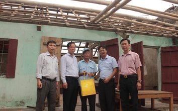 Đoàn Bộ GTVT trao quà cho nhân dân vùng thiệt hại bão số 10