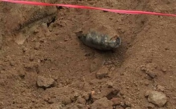 Bất ngờ phát hiện bom "khủng" dưới móng sân trường mầm non