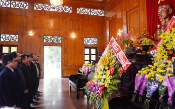 Bộ trưởng Nguyễn Văn Thể dâng hương tại khu di tích Kim Liên