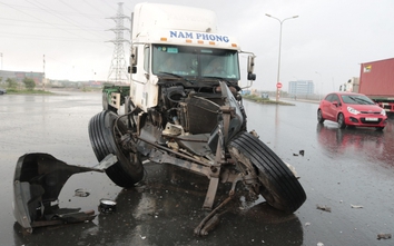 Hải Phòng: Hai xe container húc nhau rụng bánh, gãy trục