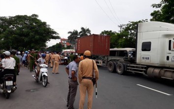 Chạy lấn làn, người phụ nữ tử vong dưới bánh xe container