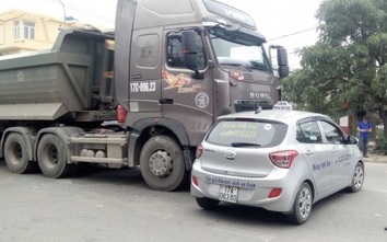 Không quan sát khi quay đầu, xe taxi bị xe ben tông biến dạng