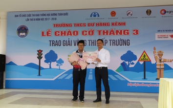 Học sinh Trường THCS Dư Hàng Kênh nhận giải Giao thông học đường
