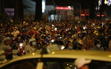 Đường phố Sài Gòn kẹt cứng đêm Giáng sinh