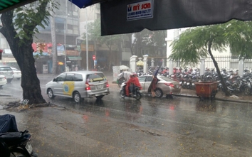 Sài Gòn đón mưa trái mùa
