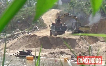 Video: Cận cảnh cát tặc ngang nhiên "đục khoét" sông Krông Nô