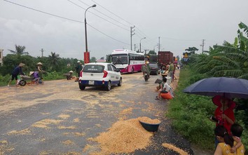 Xe chở ngô gặp tai nạn, CSGT Quảng Ninh cật lực thu dọn