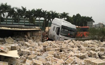 Xe container lật nhào, hàng hóa văng tràn cao tốc Hà Nội-Bắc Giang