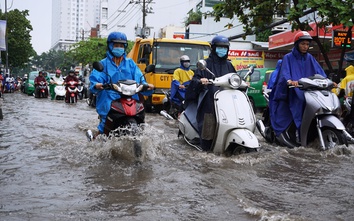 Mưa lớn kéo dài, nhiều tuyến đường ở Sài Gòn ngập nặng