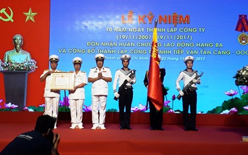 DN vận tải bộ Tân cảng đón nhận Huân chương Lao động Hạng Ba