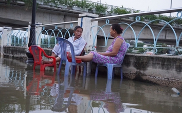 Triều cường dâng cao, người dân Sài Gòn lại lặn lội trong biển nước