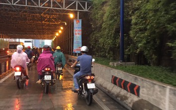 Tặng áo mưa miễn phí cho người dân qua hầm vượt sông Sài Gòn