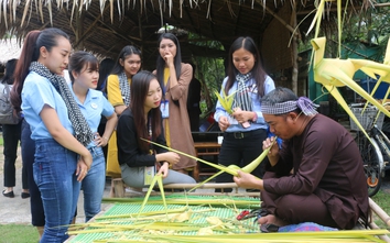 Thanh niên Đông Nam Á- Nhật Bản trải nghiệm buýt đường sông ở TP.HCM