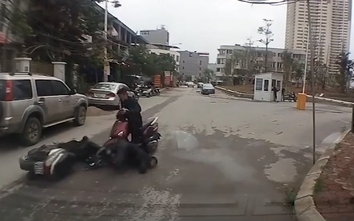 Video: Ngã đập mặt vào xe máy đối diện vì bóp phanh gấp
