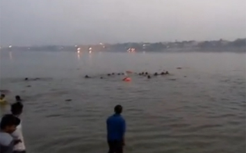 Ấn Độ: Thuyền chở 50 khách bất ngờ lật úp, 20 người thiệt mạng