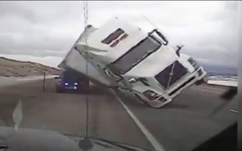 Mỹ: Xe tải bị gió thổi lật nghiêng, đè nát ô tô cảnh sát