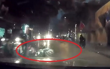 Video: Vượt ẩu, cô gái ngã văng vào đầu ôtô trên phố Hà Nội