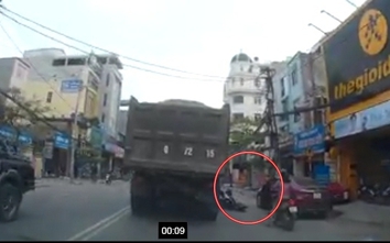 Video: Mở cửa xe ô tô, hai em nhỏ suýt bị xe tải cán