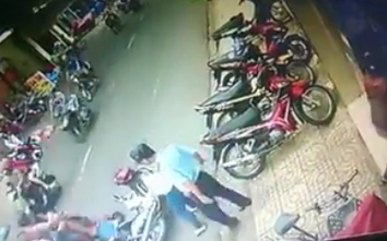 Video: Mẹ bất cẩn để con ngã khiến xe máy cán qua người