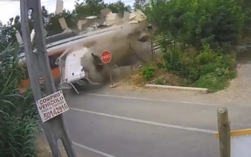 Video: Cố băng qua đường, xe tải bị tàu hỏa đâm nát bét