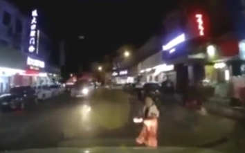Video: Bé gái lao ra giữa đường cho ôtô đâm để... ăn vạ