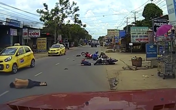 Video: Hai thanh niên bất tỉnh tại chỗ sau cú vượt ẩu taxi