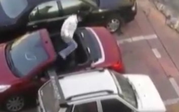 Video: Tranh chỗ đỗ xe với mui trần, ô tô con "ăn" quả đắng