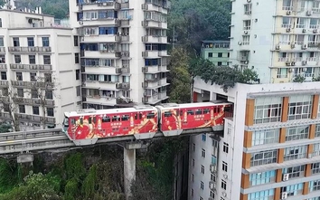 Video: Cảnh tàu điện trên cao chạy xuyên qua chung cư 19 tầng