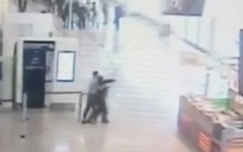 Video: Kẻ cướp súng giằng co với nữ cảnh sát ở sân bay Pháp