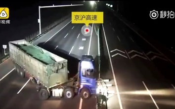 Video: Tài xế xe tải giật đổ barie giữa cao tốc để quay đầu